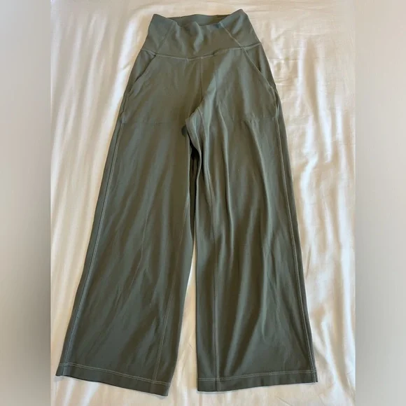 Lululemon green wide leg capri pants - Picture 1 of 3
